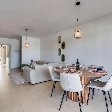 Ultimate - Scenic 2br Haven Breathtaking Sea And Garden Views דירה *